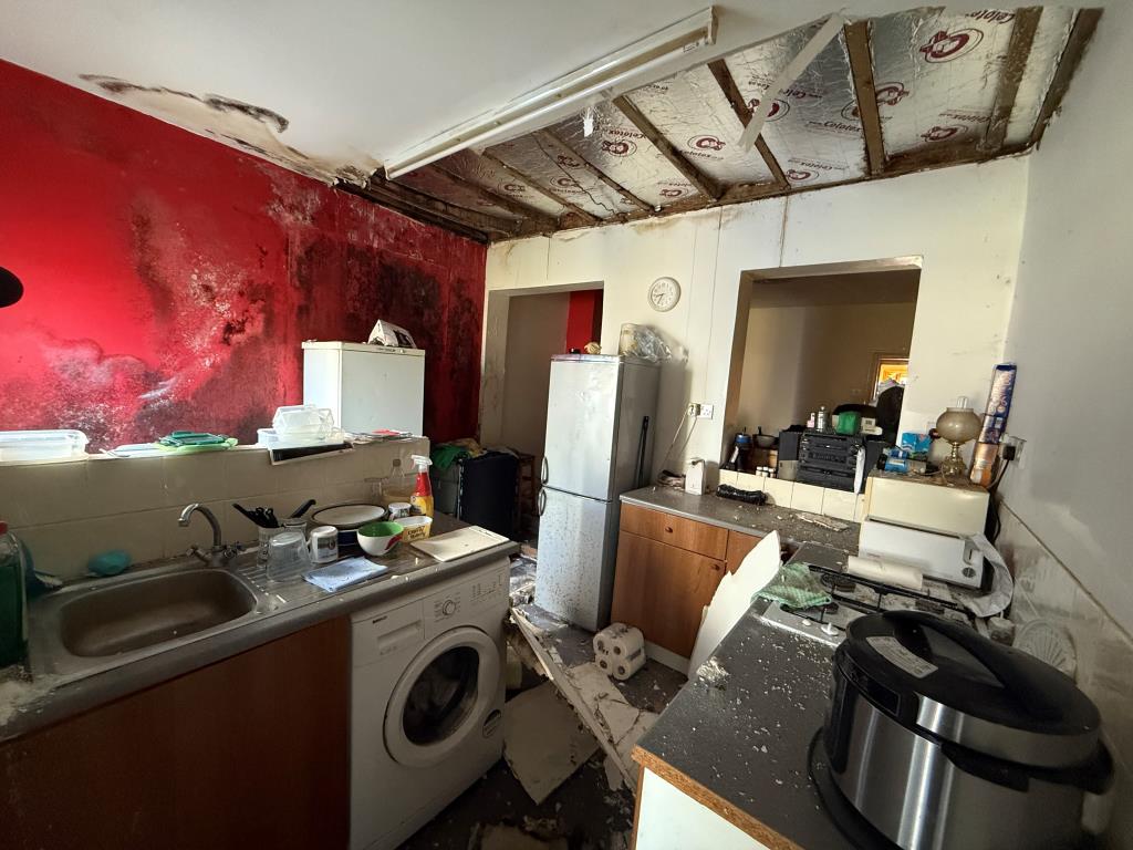 Lot: 41 - HOUSE FOR REFURBISHMENT - Kitchen